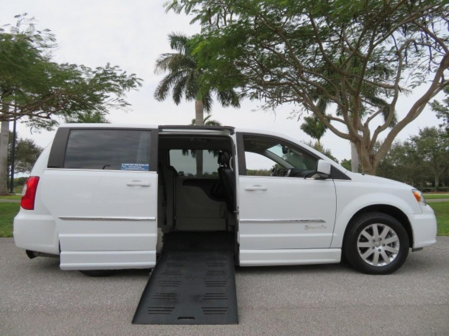 2014 White /Black Chrysler Town & Country (2C4RC1BG4ER) , located at 4301 Oak Circle #19, Boca Raton, FL, 33431, (954) 561-2499, 26.388861, -80.084038 - Photo#32